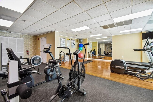 Building Photo - 7050 Sunset Dr S