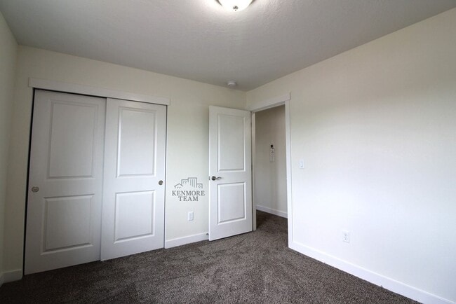 Building Photo - 3 Bedroom, 2.5 Bath + Flex Room Townhome in Kennewick
