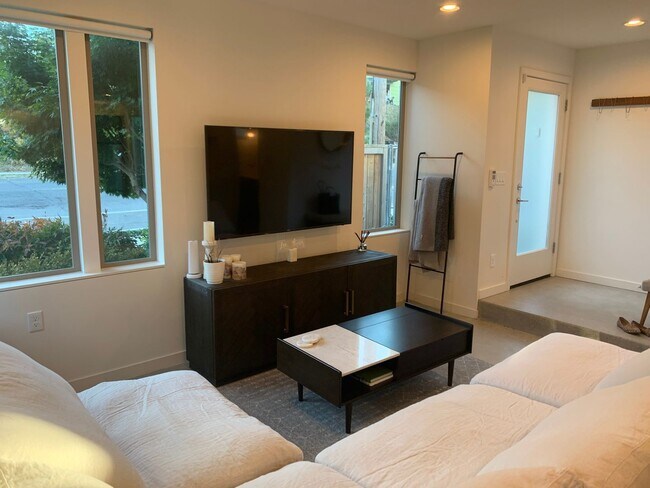 Building Photo - Capital Hill Row House ! 3 bed, 3 bath 194...
