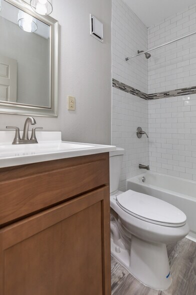 Building Photo - 6042 Kingsbury Ave