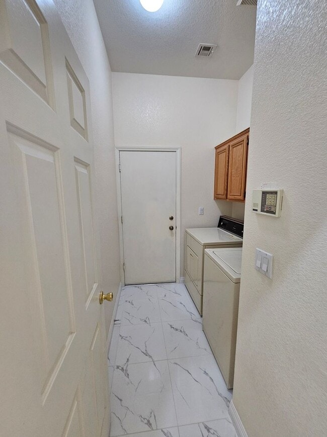 Building Photo - Adorable Single Story 3 Bedroom!!!
