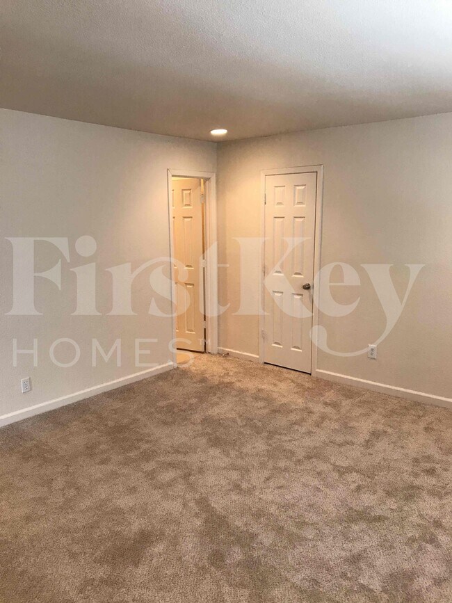 Building Photo - 1217 Meadow Creek Dr