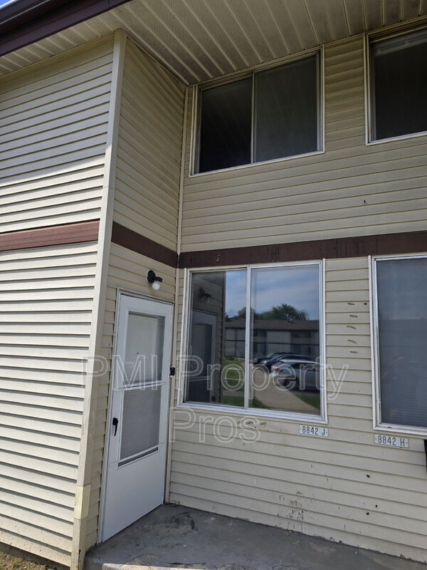 Building Photo - 8842 N 95th St