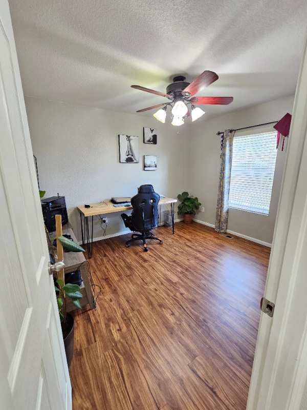 Building Photo - 9585 Castle Oaks Dr