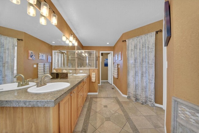 Building Photo - Welcome Home to this beautiful 5-bedroom h...