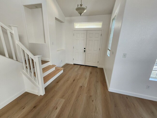 Building Photo - Beautiful 5 bed/4 bath home in Santa Nella!