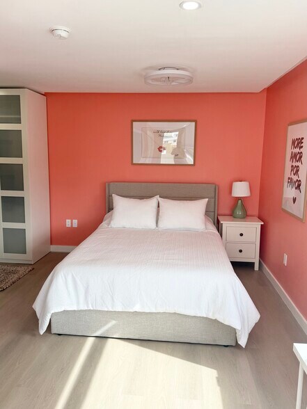 Building Photo - 2899 Collins Ave