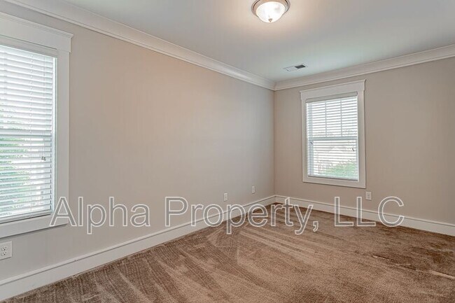 Building Photo - 400 Pangel Ln