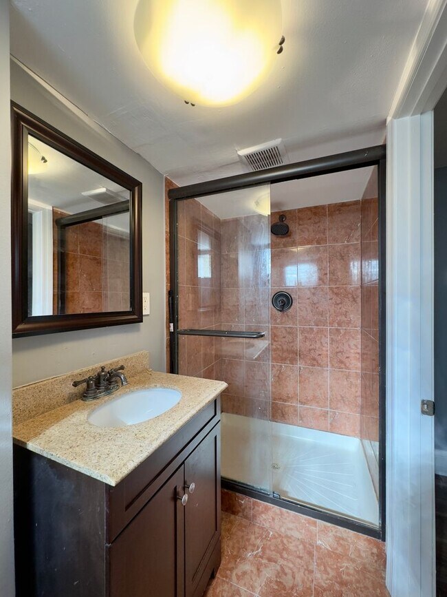 Building Photo - Spacious 4-Bedroom Townhome with Modern Am...