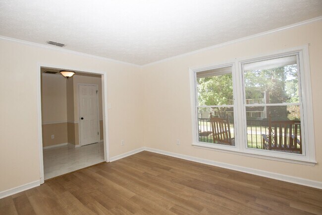 Building Photo - 330 Conifer Dr