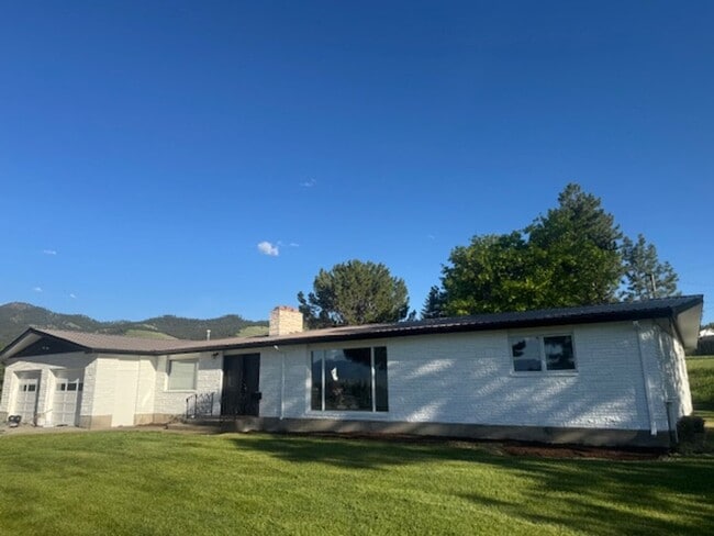 Building Photo - Very Large Ranch Style on South Hills