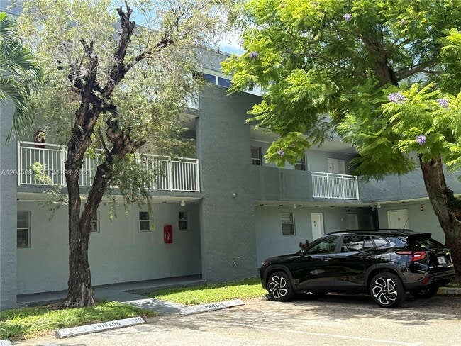 Building Photo - 9371 Fontainebleau Blvd