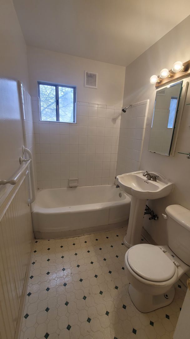 Building Photo - Spacious 4 bed near the University!!!!!!