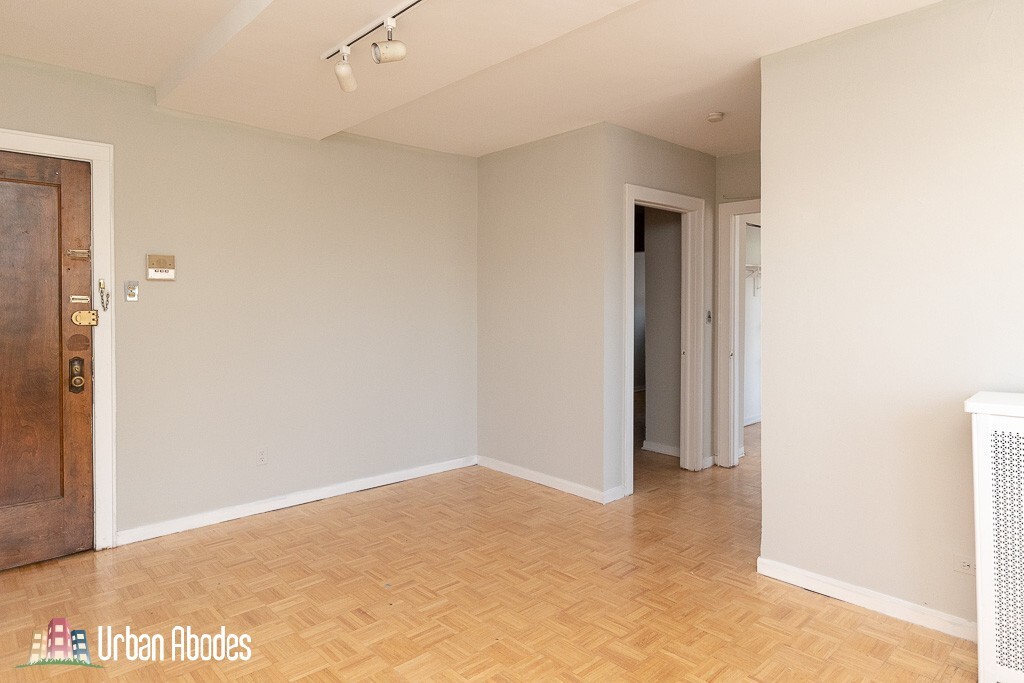 Building Photo - 727 W Belmont Ave