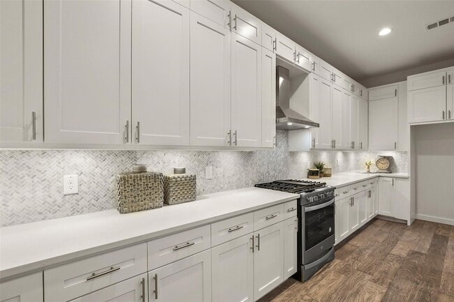 Building Photo - 933 W Eighth Street Unit