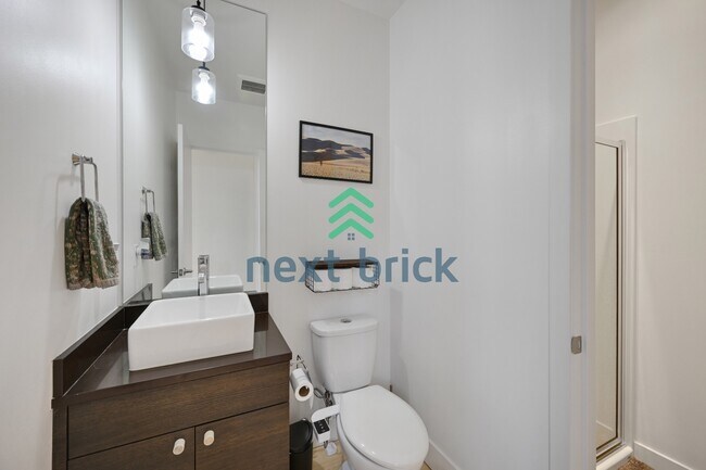 Building Photo - "Spacious 4-Bedroom Seattle Home with 3 Full Baths and 2,420 Sq. Ft. of Comfort!"