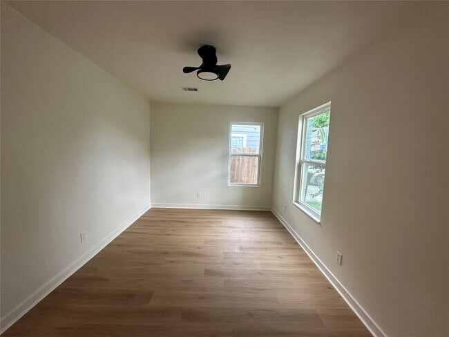 Building Photo - 5017 Kenilwood Dr