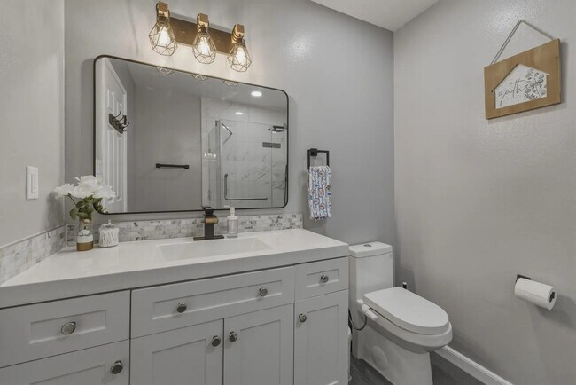 Building Photo - 2500 Miramar Ave