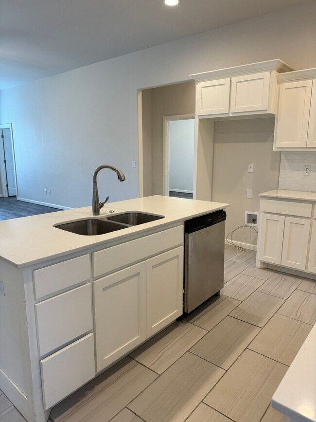 Building Photo - 3 Bed 2 bath with an office in The Enclave