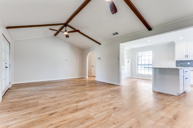 Building Photo - "Charming 3-Bedroom Home in Garland with 2 Full Baths and 1445 Sq Ft of Comfort!"
