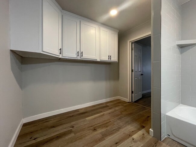 Building Photo - Spacious Modern Retreat – 4-Bed, 2-Bath Home