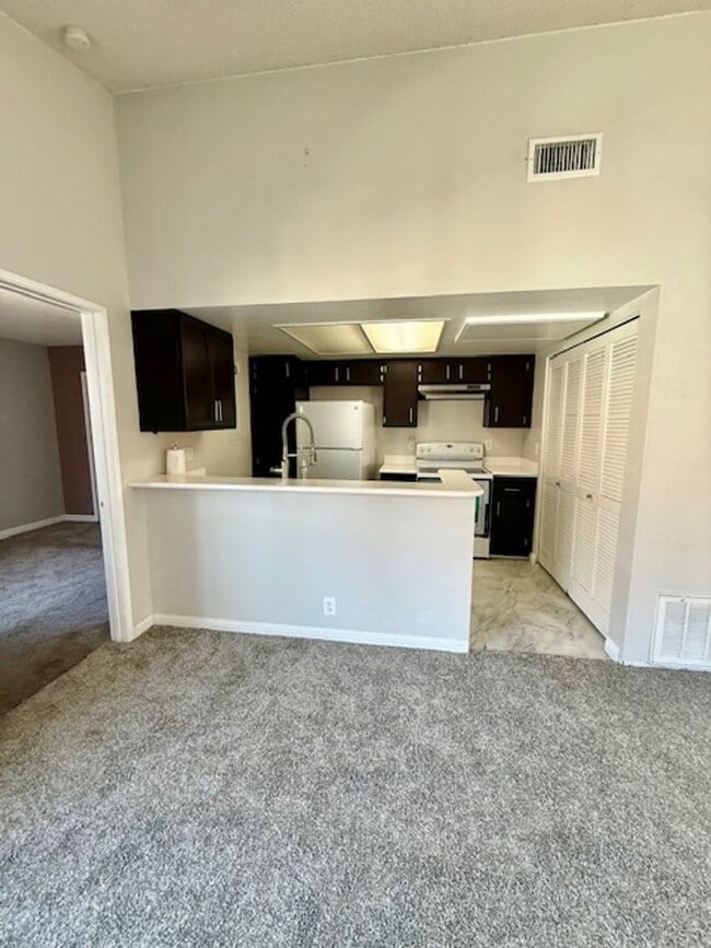Building Photo - Lovely Eastlake condo