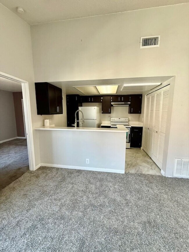 Primary Photo - Lovely Eastlake condo