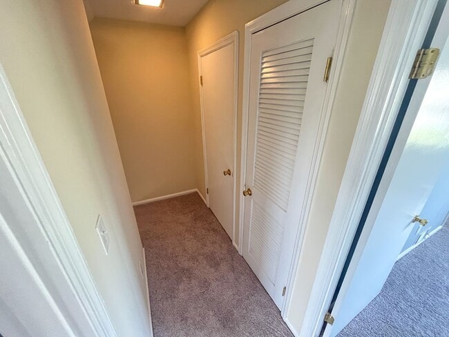 Building Photo - Adorable 2 bedroom, 2 1/2 bathroom townhom...