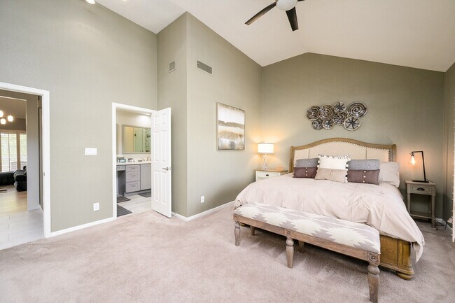 Building Photo - 7272 E Gainey Ranch Rd