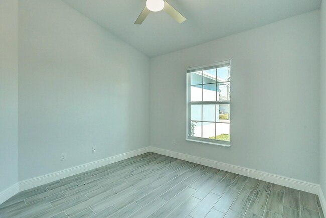 Building Photo - 2352 SW Plum Ct