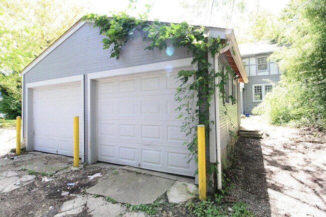 Building Photo - 242 E Northwood Ave