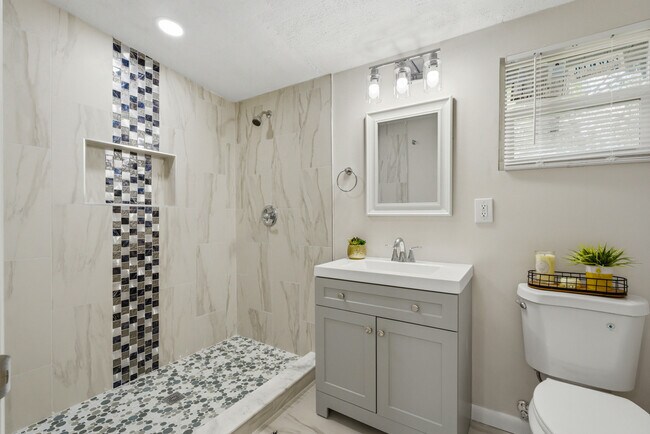 Building Photo - 2111 Bourget Dr