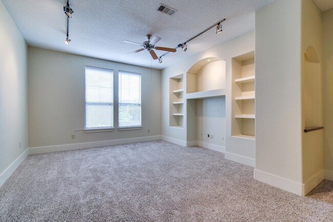 Building Photo - 2600 Hillsboro Pike