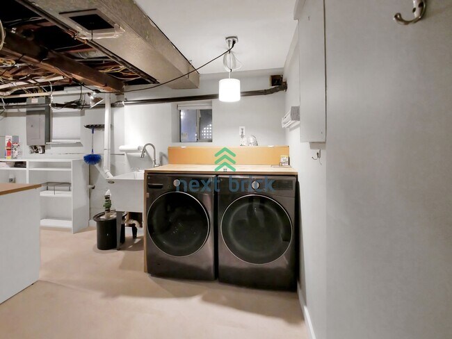 Building Photo - A beautiful 3 bed and 2 bathroom house for rent