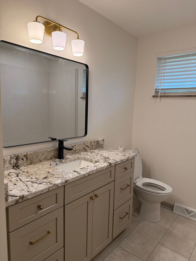 Building Photo - Knoxville 37923 - 3 bedroom 2 bath home located in heart of West Knoxville with separate 1 bedroo...