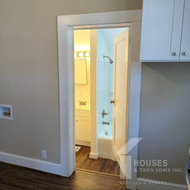 Building Photo - 18 21st St