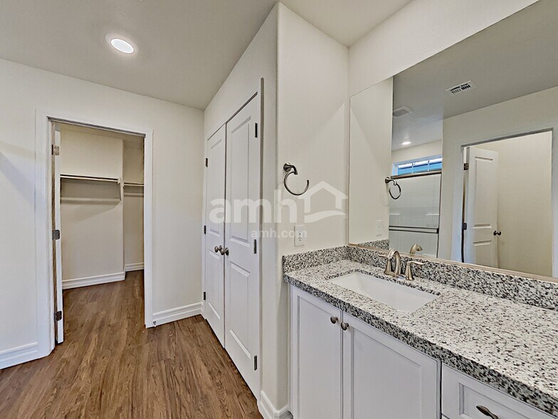 Building Photo - 9875 S Eastern Ave