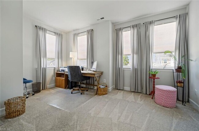 Building Photo - Executive Luxury Living at Colonial Heritage