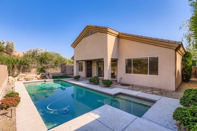 Building Photo - Beautiful, Secluded 3 bedroom home on golf...