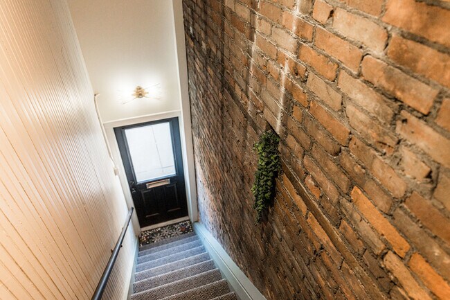 Building Photo - 318 W State St