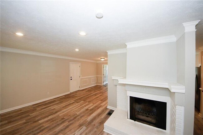 Building Photo - 1616 W Kellogg Cir