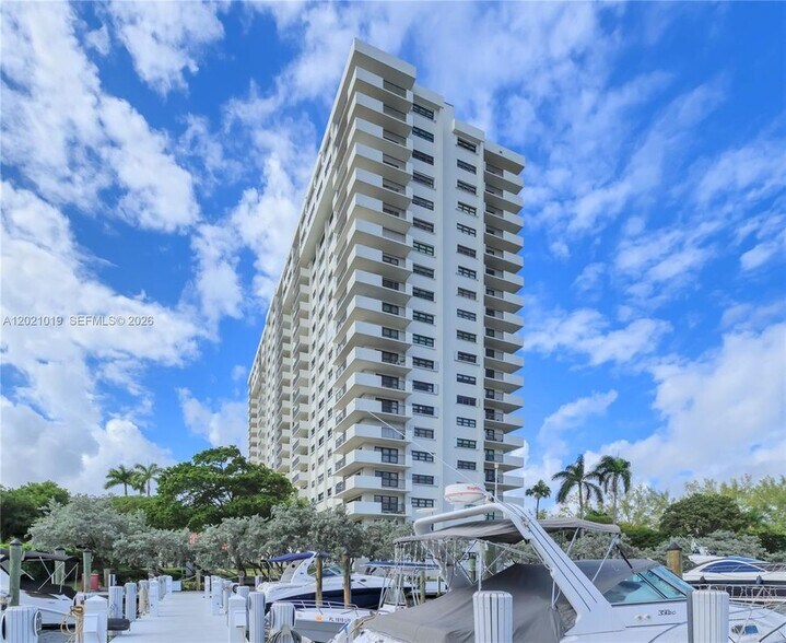 Building Photo - 3200 Port Royale Dr N