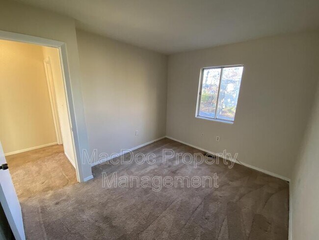 Building Photo - 729 Bellows Ave