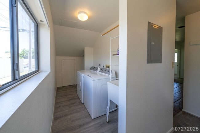 Building Photo - Beautiful and Large 3 bedroom 2.5 bath SFH...