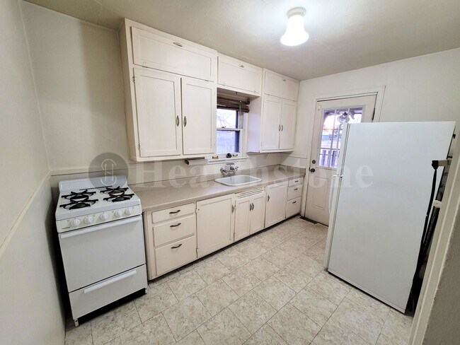 Building Photo - 1017 W 14th Ln