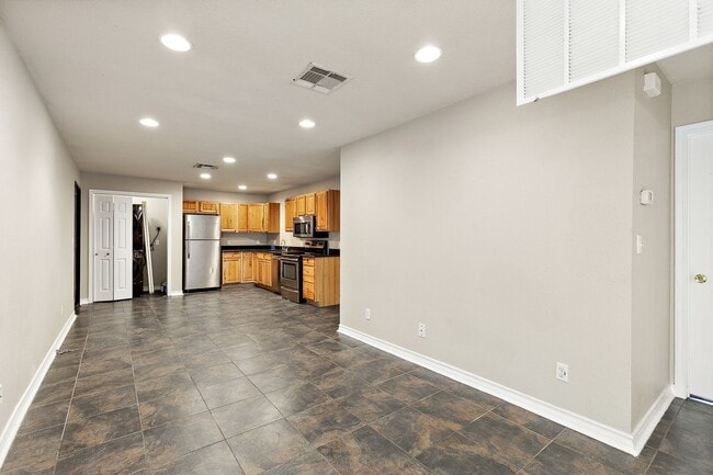 Building Photo - Walk to campus! Walk downtown! Fenced yard! Flat Rate Utilities!