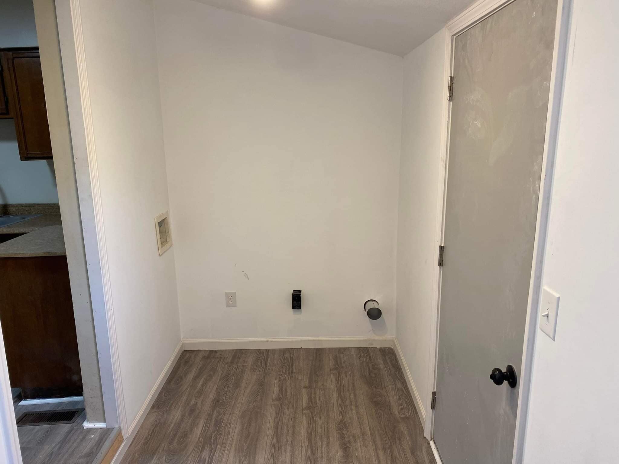 Mudroom (washer/dryer hookups) - 304 E 8th Ave