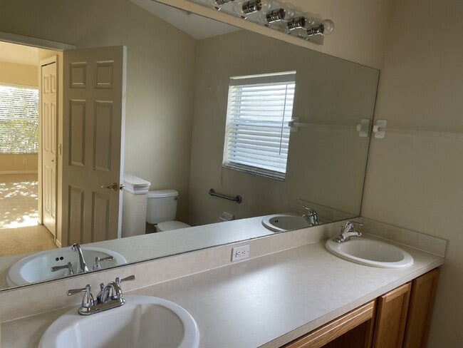 Building Photo - 3 Bedroom, 2 Bath Available Now in Beautif...