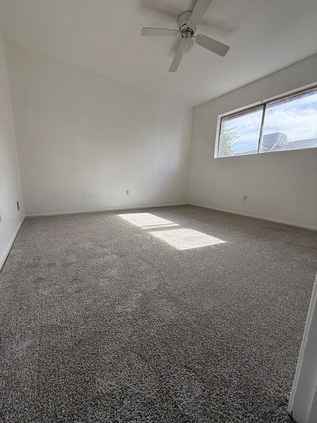 Building Photo - Porterville Townhouse for Rent: 2 Bedroom, 1.5 bath