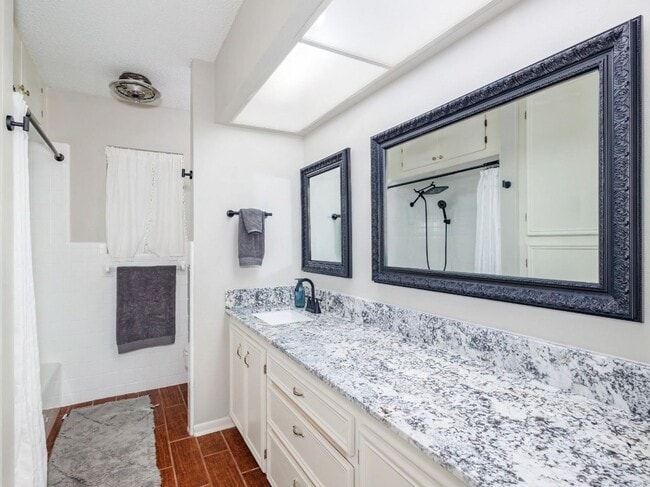 Building Photo - 3 Bed 2.5 Bath Home | Garage | Beautiful C...